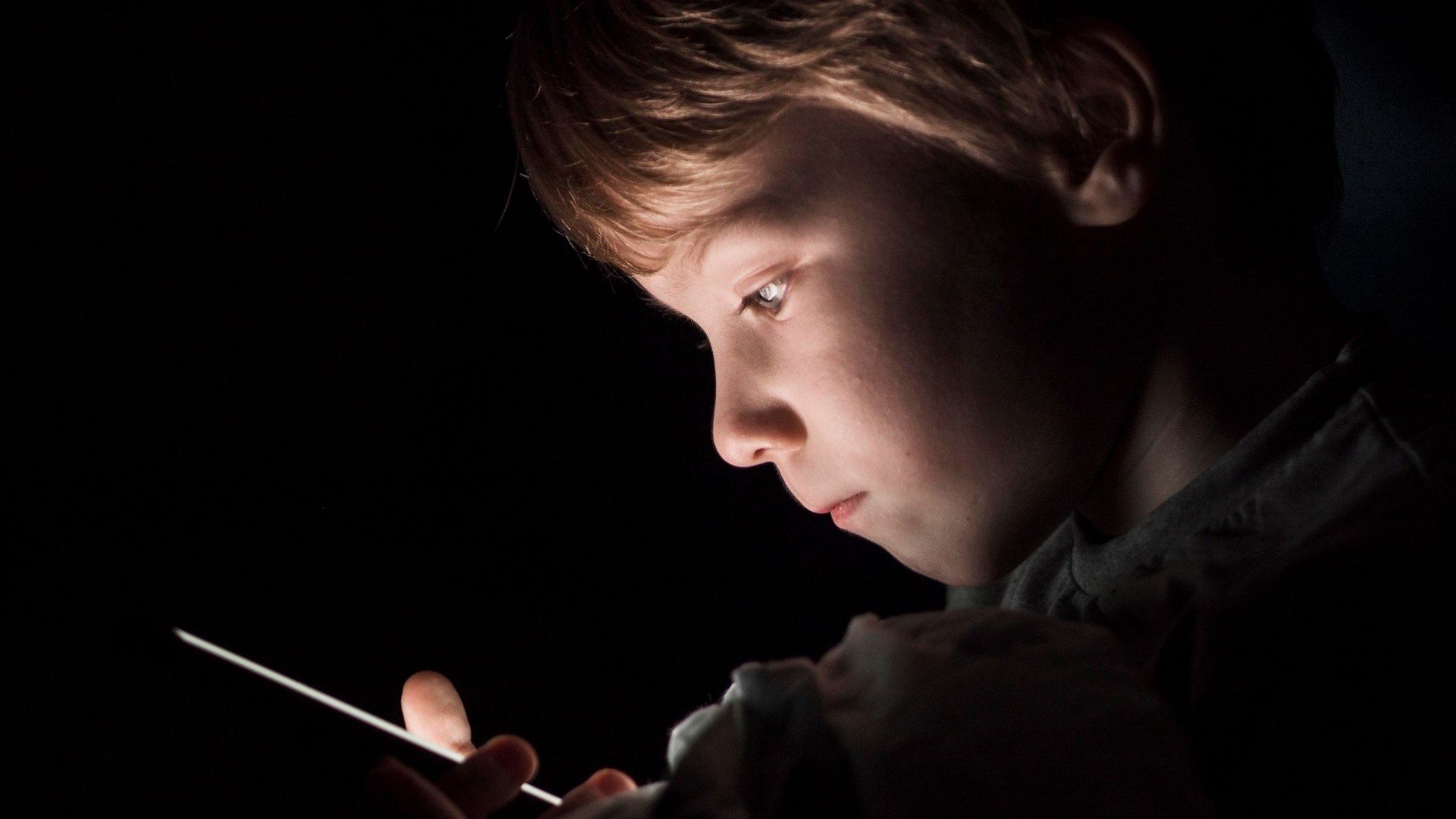 Negatywny wpływ mediów społecznościowych na dzieci i młodzież w wieku szkolnym