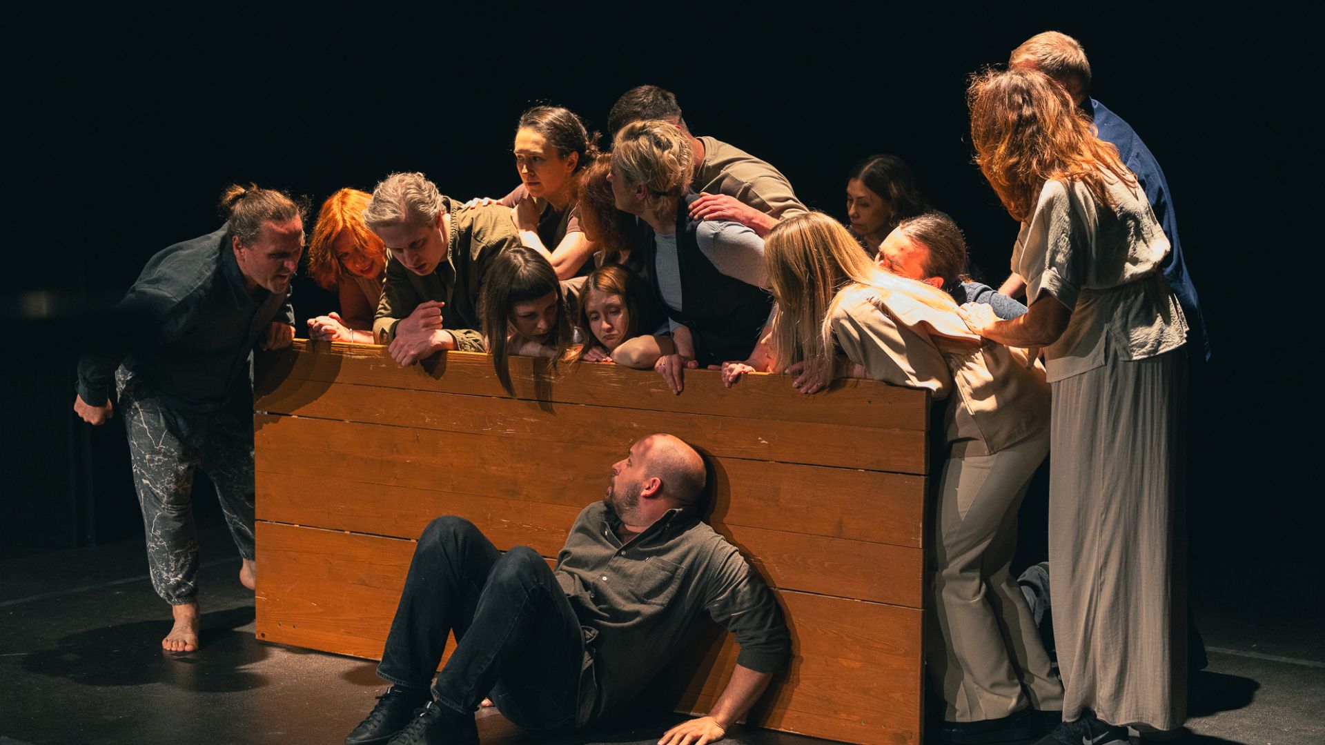 Teatr Hybrydowy zaprezentował spektakl „Dom z powyłamywanymi nogami” w Suwalskim Ośrodku Kultury