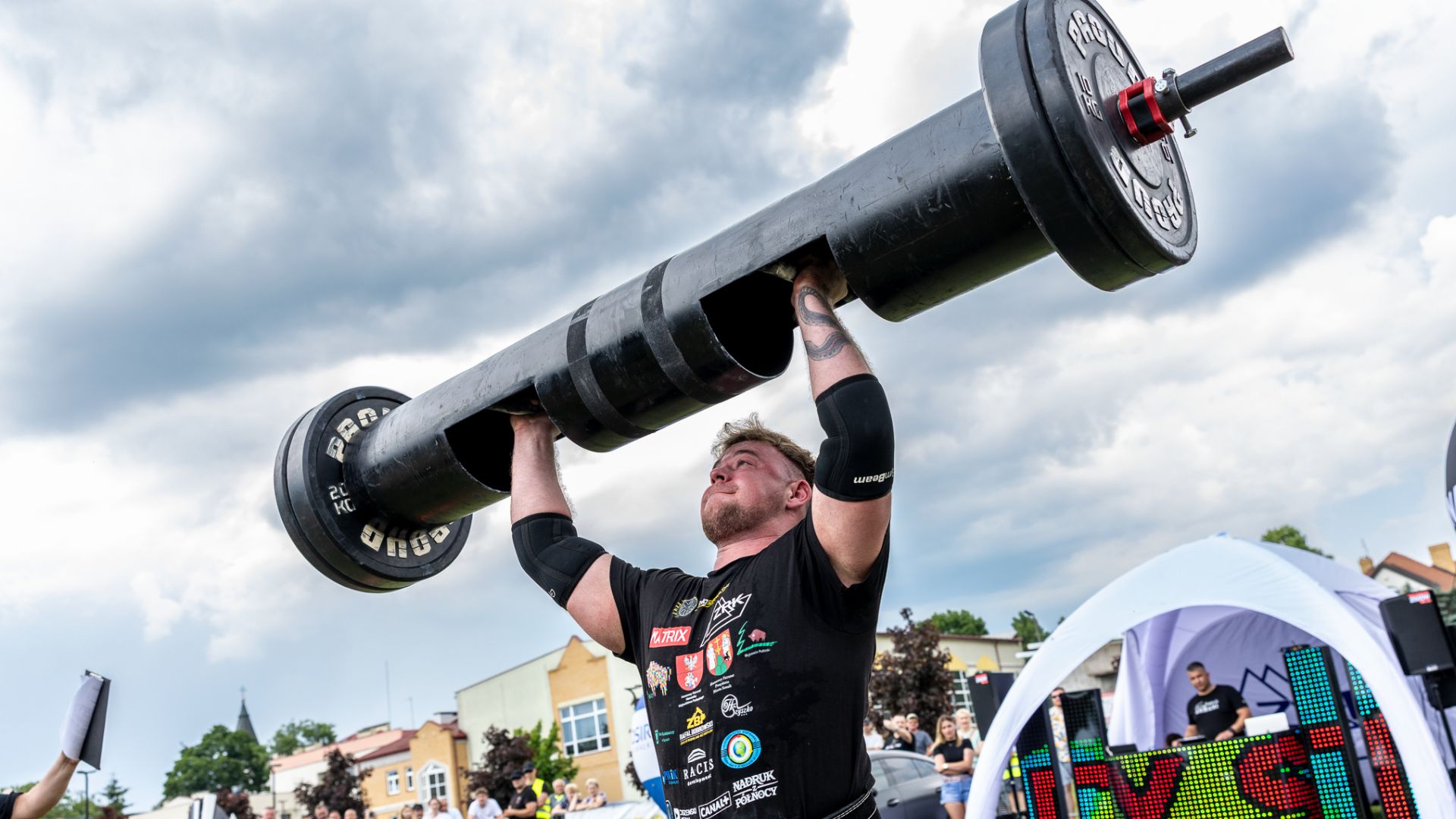 Przeciąganie busa i przerzucanie opony. Widowiskowe zawody Strongman w Suwałkach Przeciąganie busa i przerzucanie opony. Widowiskowe zawody Strongman w Suwałkach